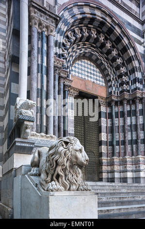 La Cathédrale de Gênes, le noir et blanc en entrée de la Cattedrale di San Lorenzo à Gênes, Ligurie, Italie. Banque D'Images