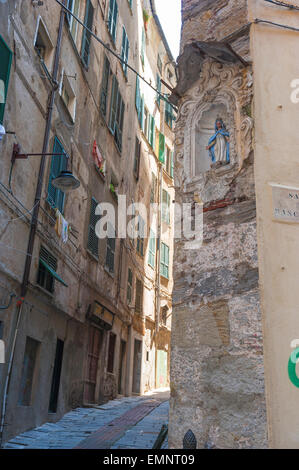 Ruelle de Gênes, vue sur une rue étroite typique dans le coeur médiéval de Gênes - le Centro Storico - Ligurie, Italie. Banque D'Images