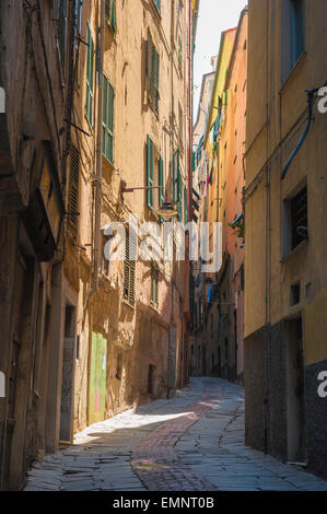 Ruelle de Gênes, vue sur une rue étroite typique dans le coeur médiéval de Gênes - le Centro Storico - Ligurie, Italie. Banque D'Images
