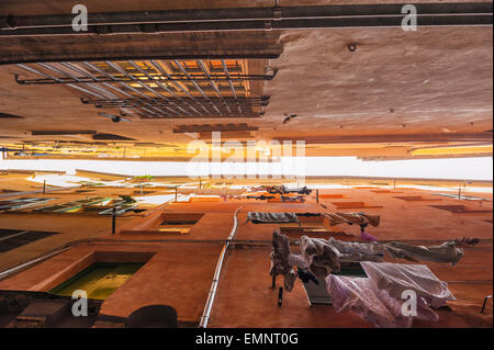 Ruelle de Gênes, vue depuis le rez-de-chaussée dans une rue typiquement étroite dans le coeur médiéval (Centro Storico) de Gênes, Ligurie, Italie. Banque D'Images