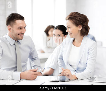 E monde colleagues talking in office Banque D'Images