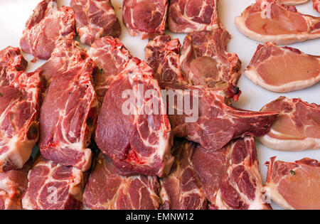 Tranches de viande vu à un marché Banque D'Images