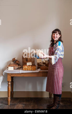 Presteigne, Powys, au Royaume-Uni. Lucy Foreman travaille le samedi dans un popup vente boulangerie pain traditionnel par l'artisan boulanger Alex Gooch Banque D'Images