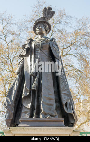 Statue à côté du Mall, Londres, en mémoire d'Elizabeth, la mère de la reine Elizabeth II d'Angleterre. Banque D'Images