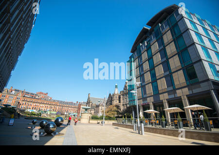 Vue vers le jardin de la paix et de l'Hôtel de Ville, Sheffield South Yorkshire Angleterre UK Banque D'Images