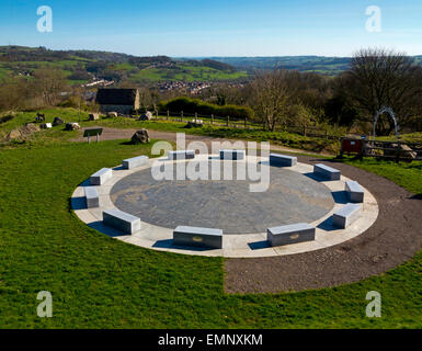 Une vue sur le bois d'un Stardisc Stoney 21e siècle Stone Circle et amphithéâtre céleste près de Wirksworth Peak District en Angleterre Banque D'Images