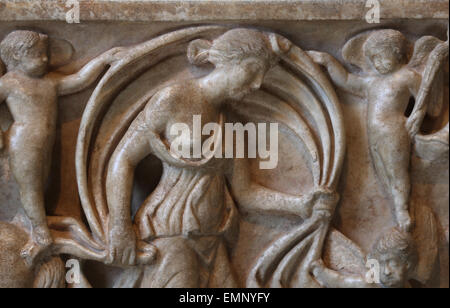 Sarcophage en marbre avec le mythe d'Endymion. Roman. Période d'Antonin, 2ème c.AD. Séléné, déesse de la lune amerrit à partir de son chariot. Banque D'Images