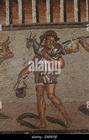 Mosaïque romaine avec marine et des scènes rurales. La fin de l'Impériale, la fin de 2ème-3ème C. AD. Détail. Workman avec tunique courte. Banque D'Images