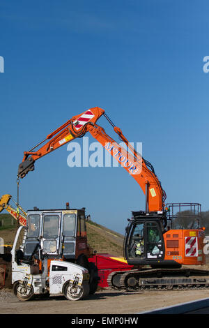 Lancaster, Lancashire, UK, 22 avril, 2015. Équipement de terrassement pour l'Heysham à M6 Link Road au-dessus de la rivière Lune. Les pilotes en utilisant le M6 à Lancashire du nord sont avisés que Lancashire County Council's €124 millions d'Heysham Link projet a atteint une nouvelle phase qui peuvent avoir une incidence sur la plus proche des utilisateurs. La nouvelle route est un 4.8km à deux voies reliant la péninsule de Morecambe et Heysham jusqu'à la sortie 34 de la M6, entièrement rénové d'une jonction avec l'ouverture de nouvelles routes de glissement à l'été 2016. Credit : MarPhotographics/Alamy Live News. Banque D'Images