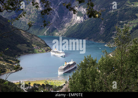 Voir des navires de croisière dans le Geirangerfjord, ville de Geiranger, Site du patrimoine mondial de l'UNESCO, la région de Sunnmøre, comté de Møre og Romsdal Banque D'Images