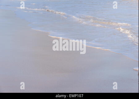 Vagues se brisant sur la plage Banque D'Images