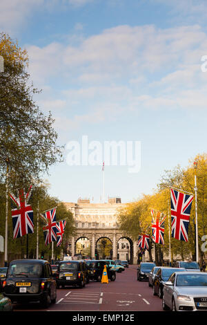 Londres, Royaume-Uni. 22 avril, 2015. Météo France : une rangée de drapeaux de l'Union se bloque sur Pall Mall le soir avant le jour de rue George. Crédit : Dave Stevenson/Alamy Live News Banque D'Images