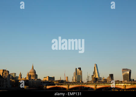 Londres, Royaume-Uni. 22 avril, 2015. Météo France : la ville de Londres à la fin de lumière du soir. Crédit : Dave Stevenson/Alamy Live News Banque D'Images