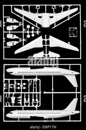 Image symbolique, industrie aéronautique, avions, modèle en plastique kit de montage, un avion de passagers, l'Airbus A320 Banque D'Images