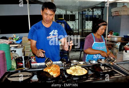 Bangkok, Thaïlande : Mari et femme foodrat cuisson leur petit restaurant à l'extérieur du complexe commercial MBK food court Banque D'Images