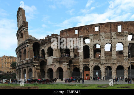 L'Italie. Rome. Le Colisée (Coliseum) ou Flavian Amphitheater. Sa construction a commencé entre 70 et 72 Ma. Banque D'Images