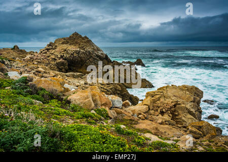 Rochers le long de l'océan Pacifique au point Joe, vu depuis le 17 Mile Drive, à Pebble Beach, en Californie. Banque D'Images