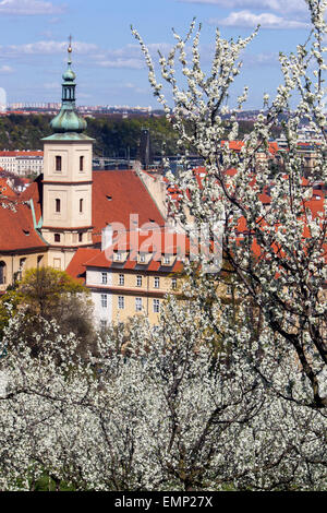 Église Notre Dame de l'Enfant Jésus (victorieux) de fleurs de la colline de Petrin, petite ville, Prague, République Tchèque Banque D'Images