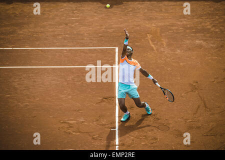 Barcelone, Catalogne, Espagne. 22 avr, 2015. L'Espagne de RAFAEL NADAL sert contre Nicolas Almargo (ESP) au cours de la 3e Journée de l'Open de Barcelone Banc Sabadell' 2015, remportant le match 6-3 6-1 Crédit : Matthias Rickenbach/ZUMA/ZUMAPRESS.com/Alamy fil Live News Banque D'Images