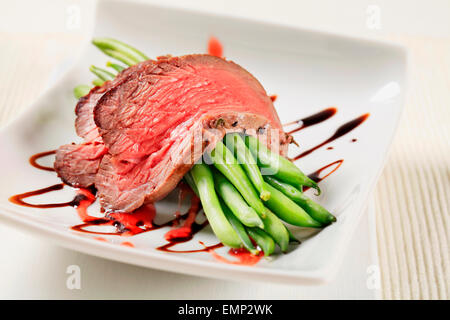 Tranches de rôti de boeuf avec des haricots verts Banque D'Images