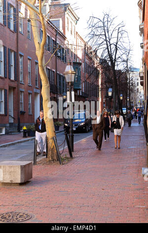 Boston Massachusetts Beacon Hill trottoir en brique avec des piétons.