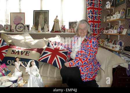 Londres, Royaume-Uni. 22 avr, 2015. Margaret Tyler pose collecteur au milieu de sa collection de souvenirs de la famille royale britannique à Londres, Royaume-Uni, 22 avril 2015. Tyler's collection comprend environ 10 000 articles. Photo : Johanna Heckeley/dpa/Alamy Live News Banque D'Images