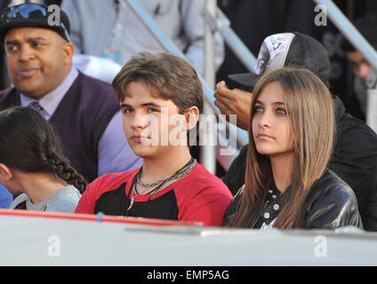 LOS ANGELES, CA - le 26 janvier 2012 Michael Jackson : ses enfants Prince Michael et Paris sur Hollywood Boulevard où ils ont placé la main du père et empreintes de pas, à l'aide de ses chaussures et gant, dans le ciment dans la cour de l'Grauman's Chinese Theatre. Le Cirque du Soleil nouveau spectacle 'Michael Jackson THE IMMORTAL World Tour' créations à Los Angeles demain. Le 26 janvier 2012 Los Angeles, CA Banque D'Images