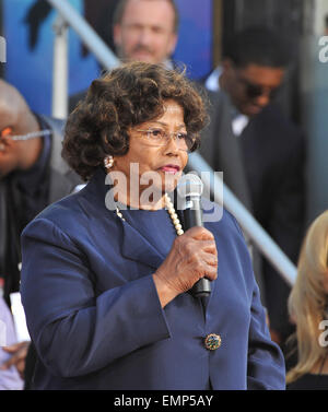 LOS ANGELES, CA - le 26 janvier 2012 : la mère de Michael Jackson, Katherine Jackson sur Hollywood Boulevard pour memorial célébration pour Michael Jackson à Grauman's Chinese Theatre. Le Cirque du Soleil nouveau spectacle 'Michael Jackson THE IMMORTAL World Tour' créations à Los Angeles demain. Le 26 janvier 2012 Los Angeles, CA Banque D'Images