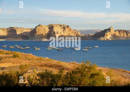 Vue sur le Lac Powell, dans le soleil du matin. Banque D'Images