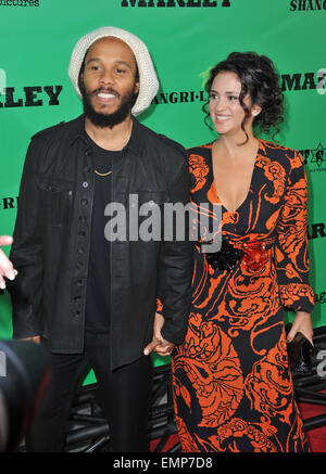 LOS ANGELES, CA - le 17 avril 2012 : Ziggy Marley & femme Orly Agai au Los Angeles première de Marley au Cinerama Dome, Hollywood. 17 avril 2012 Los Angeles, CA Banque D'Images