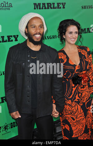 LOS ANGELES, CA - le 17 avril 2012 : Ziggy Marley & femme Orly Agai au Los Angeles première de Marley au Cinerama Dome, Hollywood. 17 avril 2012 Los Angeles, CA Banque D'Images