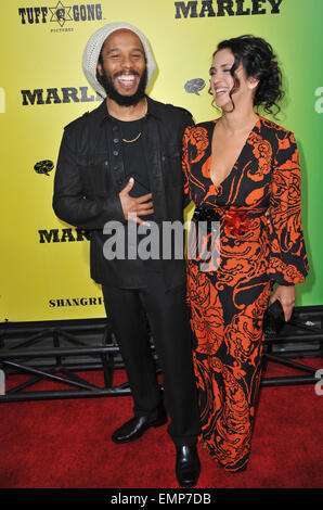 LOS ANGELES, CA - le 17 avril 2012 : Ziggy Marley & femme Orly Agai au Los Angeles première de Marley au Cinerama Dome, Hollywood. 17 avril 2012 Los Angeles, CA Banque D'Images