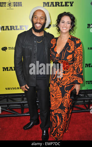 LOS ANGELES, CA - le 17 avril 2012 : Ziggy Marley & femme Orly Agai au Los Angeles première de Marley au Cinerama Dome, Hollywood. 17 avril 2012 Los Angeles, CA Banque D'Images