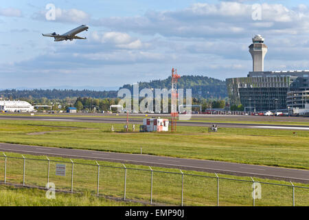 L'aéroport de Portland en Oregon ailine portes et de vol des aéronefs. Banque D'Images