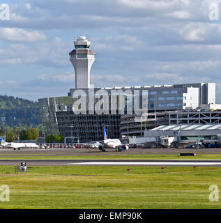 La tour de l'aéroport international de Portland (Oregon) et de l'installation avec les avions. Banque D'Images