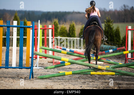 Jeune femme avec cheval de saut Banque D'Images