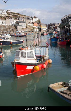 Bateaux colorés et maisons de Mevagissey, ville et port, Cornwall, England, UK. Banque D'Images