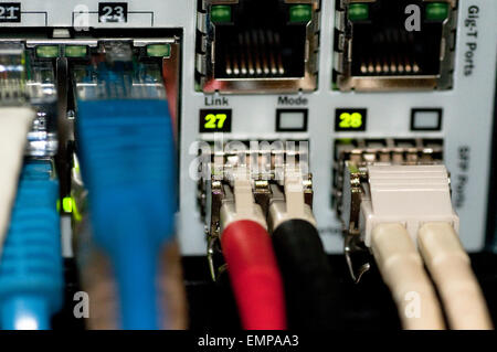 Commutateur réseau Ethernet avec des câbles ethernet. Banque D'Images