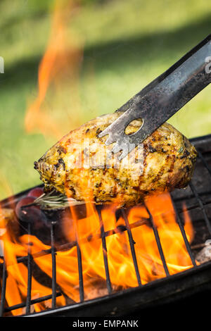 Steak de poulet sur le gril Banque D'Images