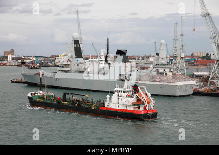 Transporteur de produits pétroliers et D33 Jaynee W HMS Dauntless dans le port de Portsmouth, Hampshire, England, UK Banque D'Images