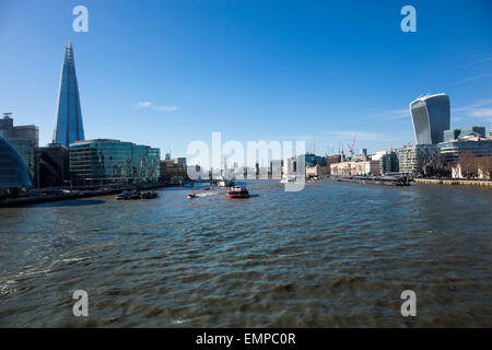 Sur la Tamise avec Southbank et visibles Northbank Banque D'Images