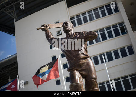 Statue de cricket légendaire Sir Viv Richards, à Antigua. Banque D'Images