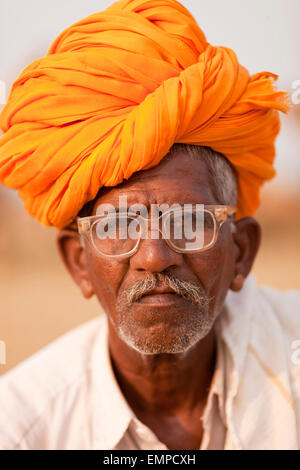 Portrait of a senior rajasthani, homme avec barbe et turban, Pushkar, Rajasthan, India Banque D'Images