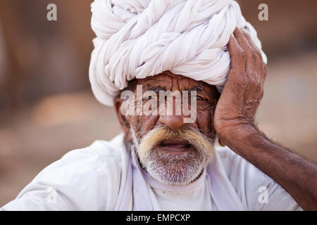 Portrait of a senior rajasthani, homme avec barbe et turban, Pushkar, Rajasthan, India Banque D'Images