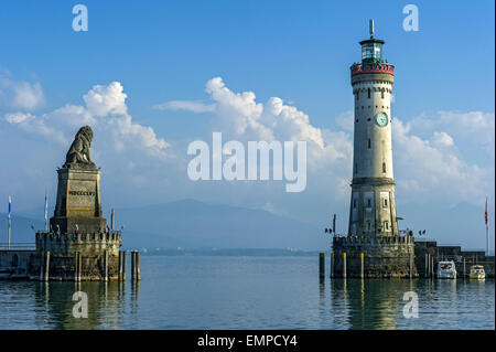 Lion bavarois, nouveau phare à l'entrée du port, le port, le lac de Constance, Lindau, souabe, Bavière, Allemagne Banque D'Images