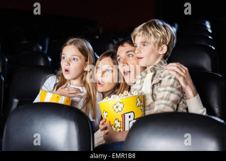 Regarder la vidéo de la famille choquée dans le théâtre Banque D'Images