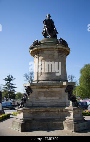 Statue de William Shakespeare dans les jardins de Bancroft, Stratford upon Avon, Angleterre. Banque D'Images