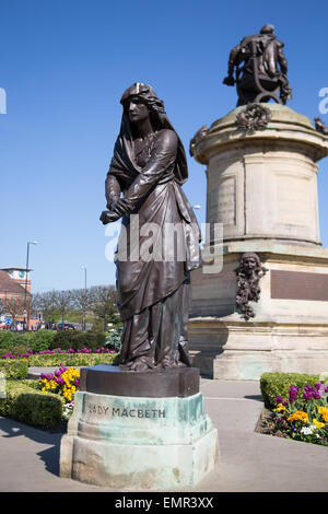 Statue de William Shakespeare et Lady Macbeth à Bancroft Gardens, Stratford upon Avon, Angleterre. Banque D'Images