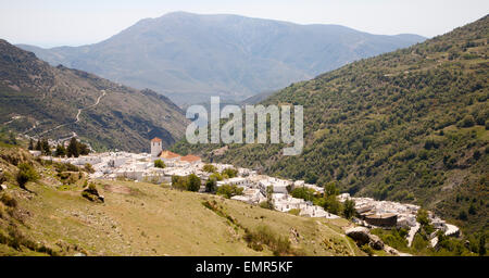 Village blanc de Capileira, des Alpujarras, Sierra Nevada, Granada province, Espagne Banque D'Images