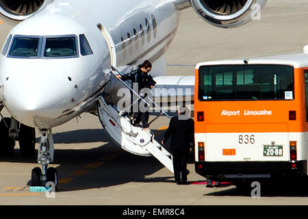 Chanteur, auteur-compositeur et actrice Katy Perry arrive par avion privé à l'aéroport international de Haneda à Tokyo, Japon, le 23 avril 2015. Perry est visiter le Japon comme une partie de sa tournée mondiale prismatiques, qui a commencé le 7 mai 2014 et dure jusqu'à Octobre 12, 2015 dans 150 pays. Credit : Rodrigo Reyes Marin/AFLO/Alamy Live News Banque D'Images